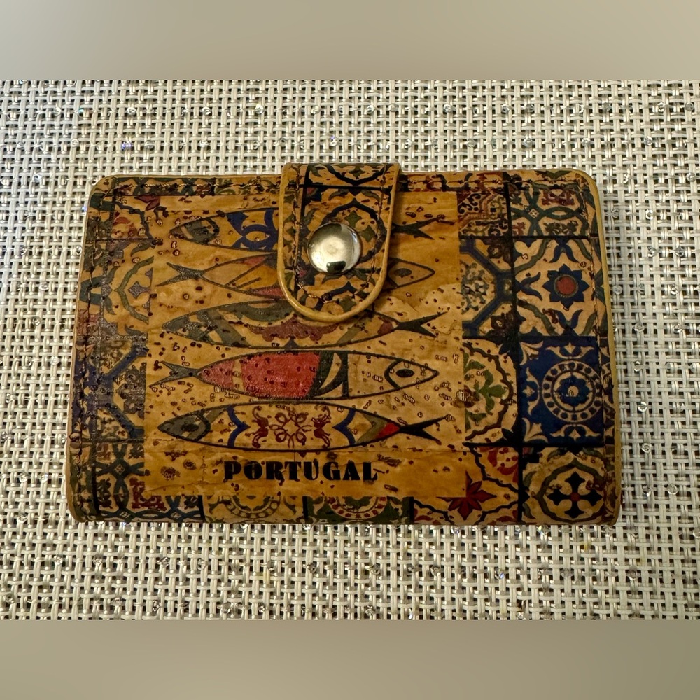 The business card holder is made of cork textile, which makes it eco-friendly